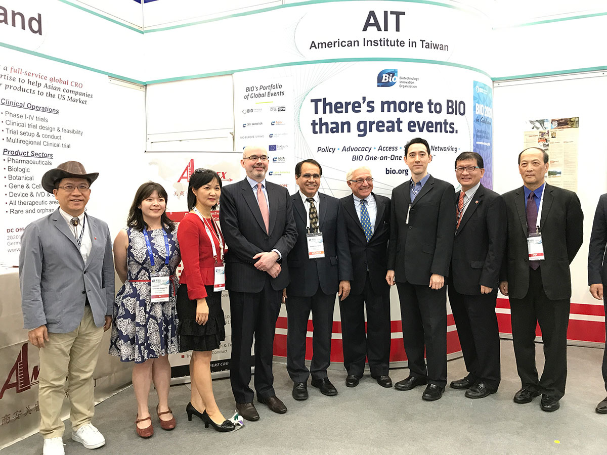 First day of BioAsia, President Tsai walked in USA Pavilion